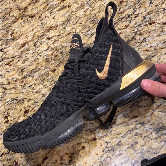 Lebron 16 - Picture 3 of 4